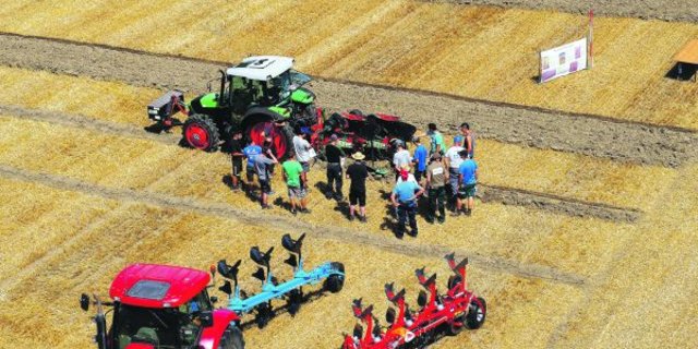 Den Kursbesuchern wurden verschiedene moderne Pflüge präsentiert. (Bild zVg)