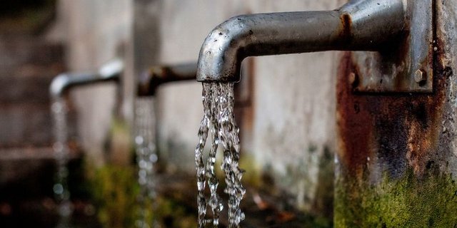 Im Freiburger Trinkwasser sind teilweise Chlorothalonil-Rückstände nachgewiesen worden. (Bild lid)