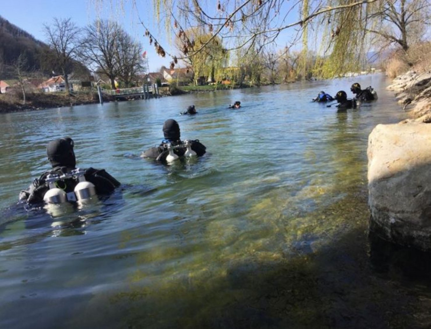 Die Taucher im Einsatz. (Bild Kantonspolizei Freiburg)
