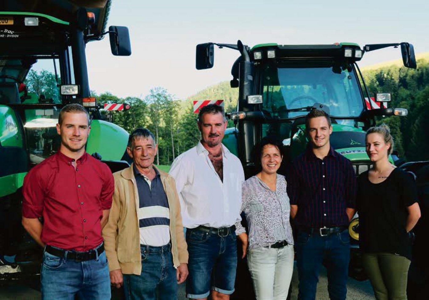 Familie Imhof vor ihren über zehn Jahren alten Traktoren, die aussehen wie neu: (v. l. n. r.) Silvan, Albert Senior, Albert Junior, Rita, Christoph und Karin Imhof. (Bild Benildis Bentolila)