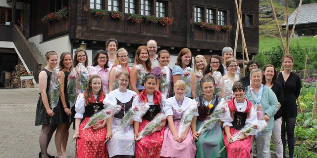 Die Abschlussklasse 2017 der Bäuerinnenschule Gurtnellen mit Lehrerinnen und Schulleitung. (Bild Robert Kuster)