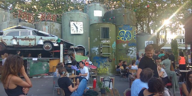 Die Silos auf der Schützenmatte bieten eine schöne Kulisse für die Bar. (Bilder asa)