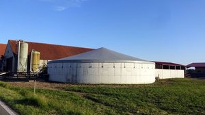 Jetzt muss der Deckel drauf auf die Güllesilos Die passende Abdeckung der Güllegrube soll Ammoniakemissionen und Geruchsstoffe bis zu 80 % reduzieren. Das Beachten der Lufttemperatur und -feuchtigkeit bei der Ausbringung bleiben jedoch wichtige Faktoren bei der Reduktion von Luftschadstoffen. (Bild BFH HAFL)