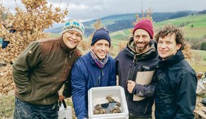 Trüffeln aus dem Aargauer Jura Das sind die glücklichen Trüffelpioniere vom Aargauer Jura, sie freuen sich mächtig an den Trüffeln aus ihrer Anlage. Von links: Riet Klainguti, Benedict Fornaro, Daniel Limacher, Andreas Müller.(Bild zVg)