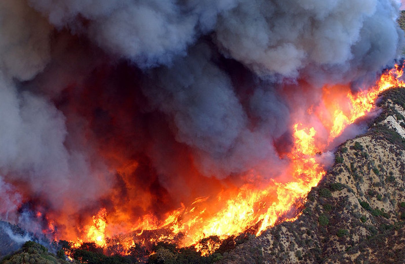 Australien drohen womöglich die schlimmsten Buschbrände seit den katastrophalen Bränden im 2009. Zehntausende Feuerwehrleute stehen bereit. (Symbolbild: U.S. Air Force / photo by Senior Master Sgt. Dennis W. Goff)