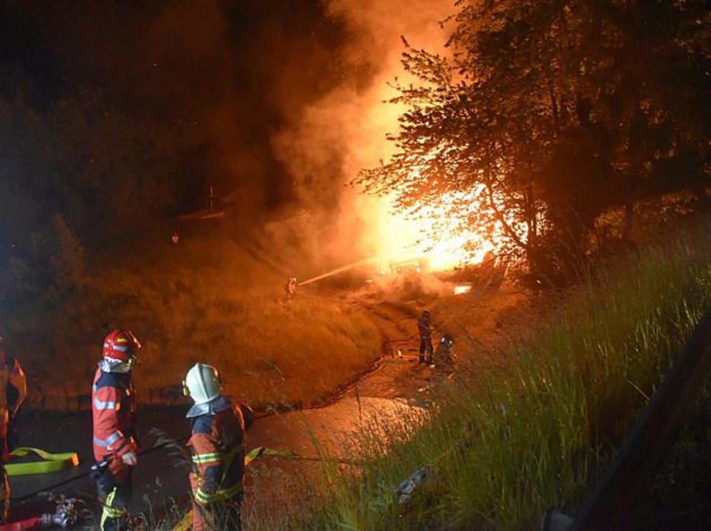 Die Feuerwehr konnte das Feuer löschen. (Bild Kantonspolizei Graubünden)