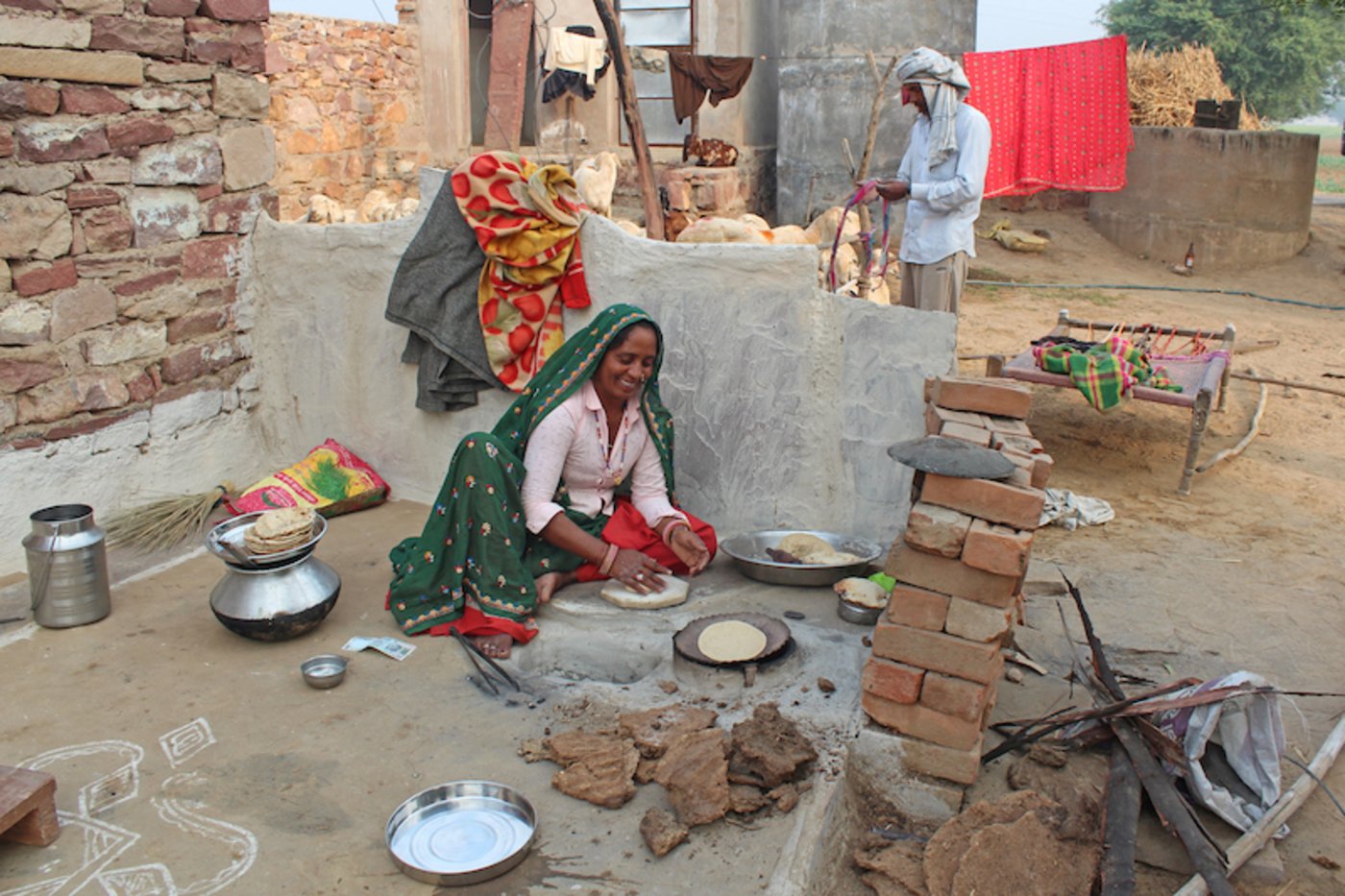 Nilay, Bäuerin aus Indien, bäckt frühmorgens Fladenbrot fürs Frühstück. Sie wünsch sich für ihre Töchter eine gute Schulbildung und dass sie  sich ihre zukünftigen Ehemänner selber auswählen dürfen. (Bild Agnes Schneider Wermelinger)