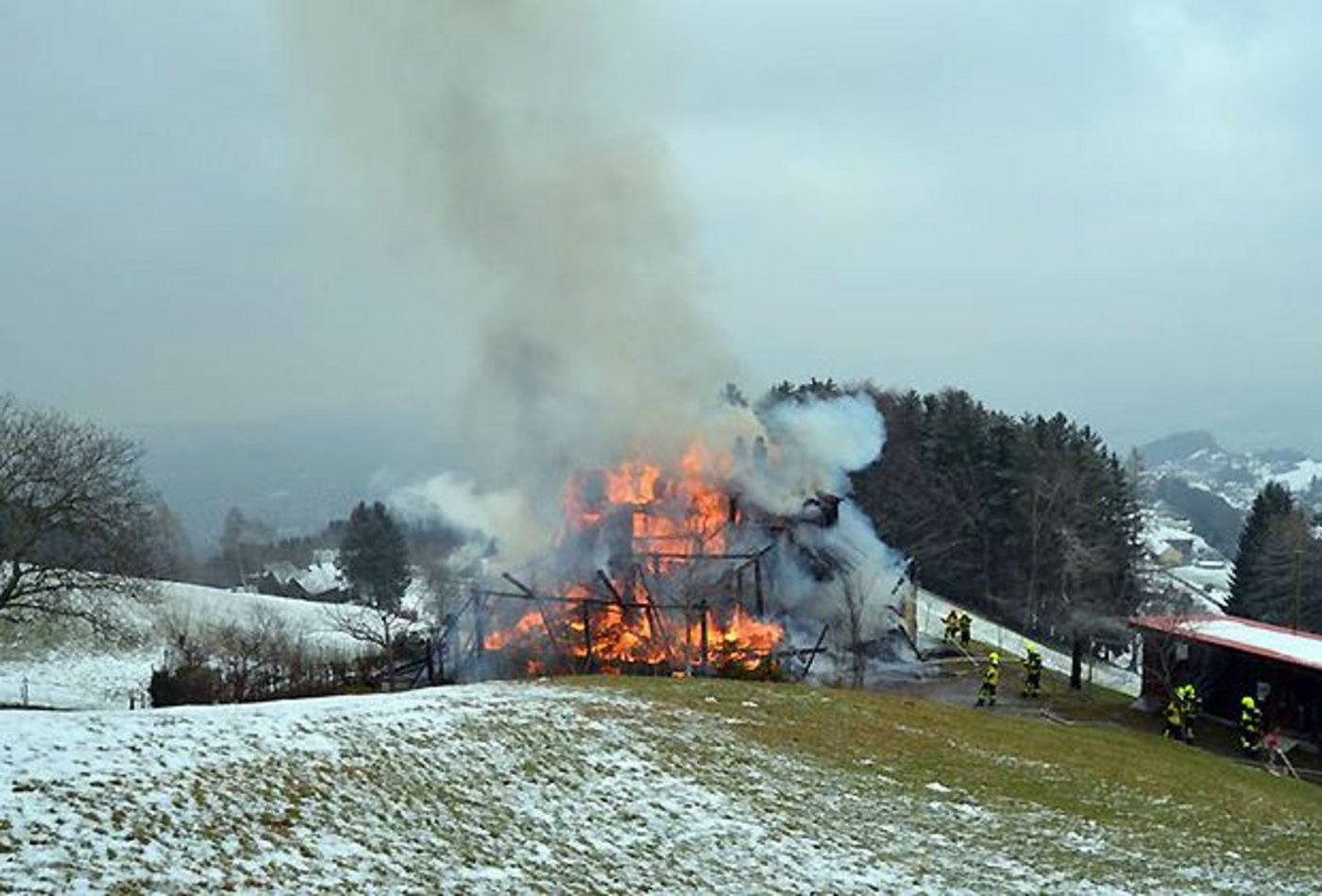 Sowohl die Scheune als auch der angebaute Wohntrakt wurden Opfer der Flammen. (Bild Kantonspolizei AR)