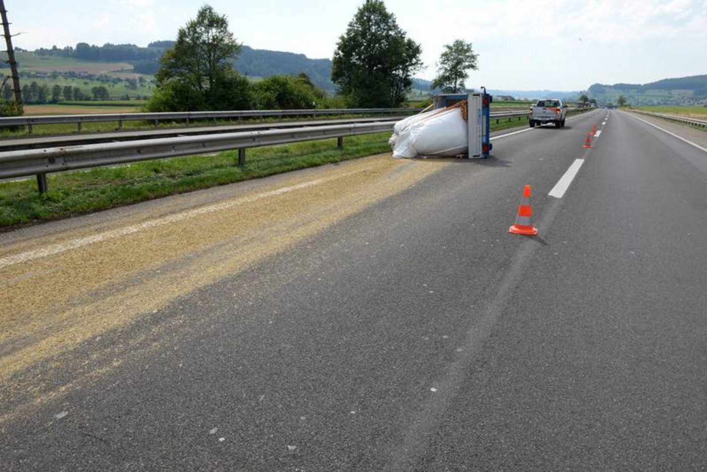 Der Futter-Anhänger kippte bei Knutwil LU auf die A2. (Bild Luzerner Polizei)