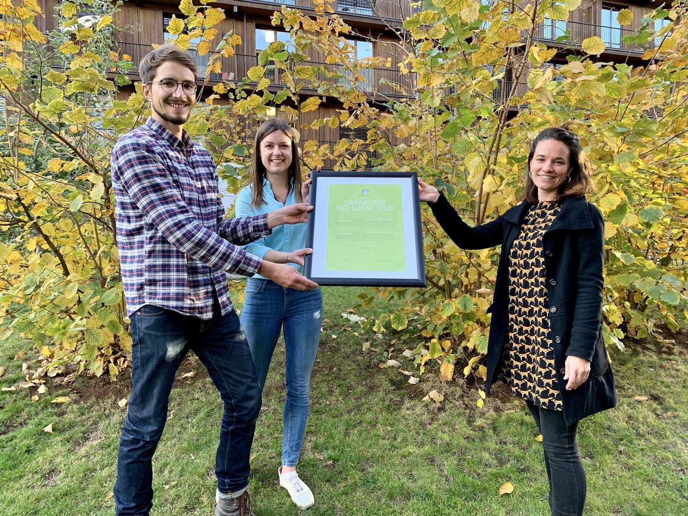 Leander Dalbert und Alena Matzke gewinnen den Grand Prix Bio Suisse 2020 mit dem Haselnuss-Burger. (Bild Bio Suisse)