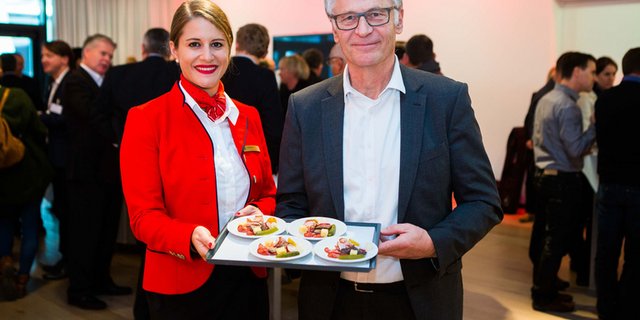 Metzger Ueli Zeller mit Edelweiss Flight Attendant. (Bild zVg)