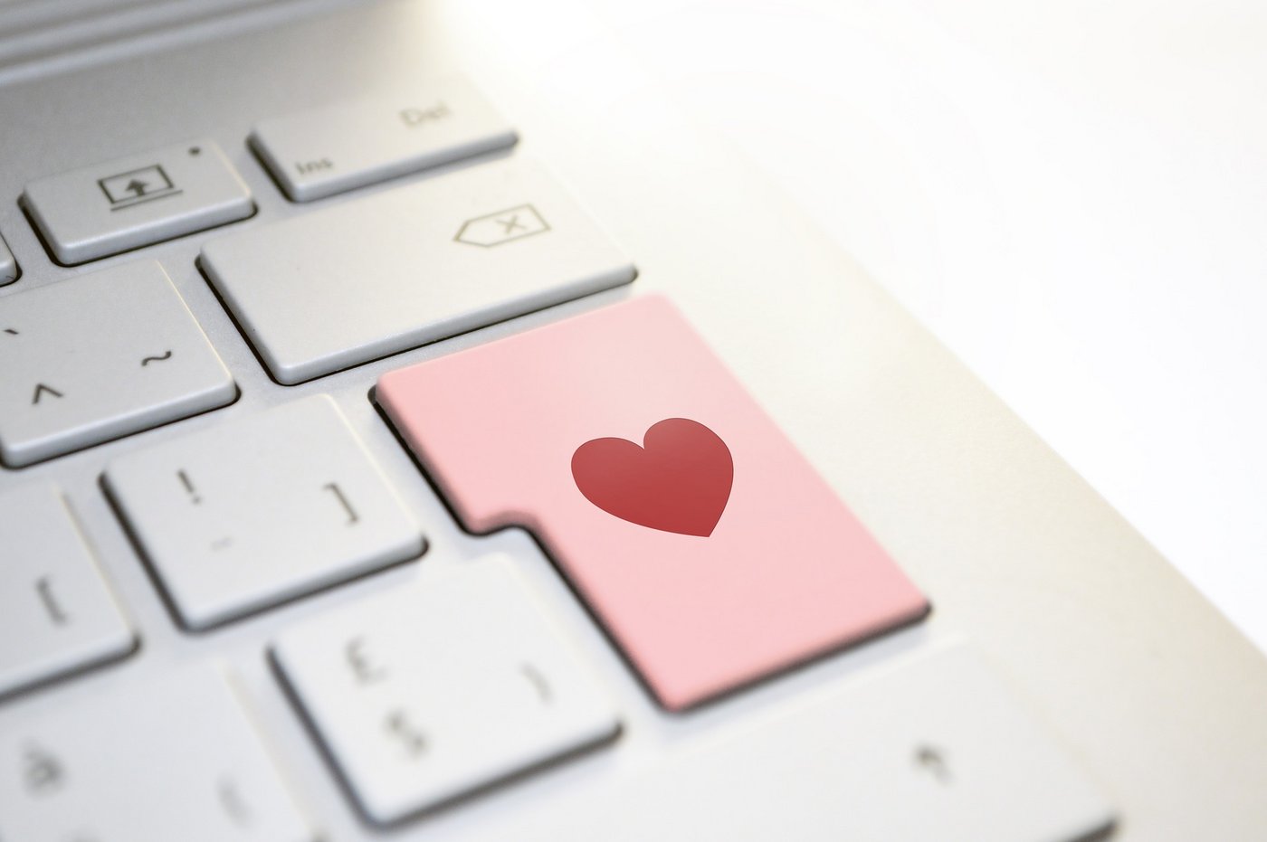 Gemeinsam ist es schöner: Viele Menschen sehnen sich nach einem Leben zu zweit. Doch die Richtige oder den Richtigen zu finden, ist gar nicht so einfach. Die Partnersuche über eine Internetplattform kann helfen, dass dieser Lebenswunsch in Erfüllung geht. (Bild pixabay)