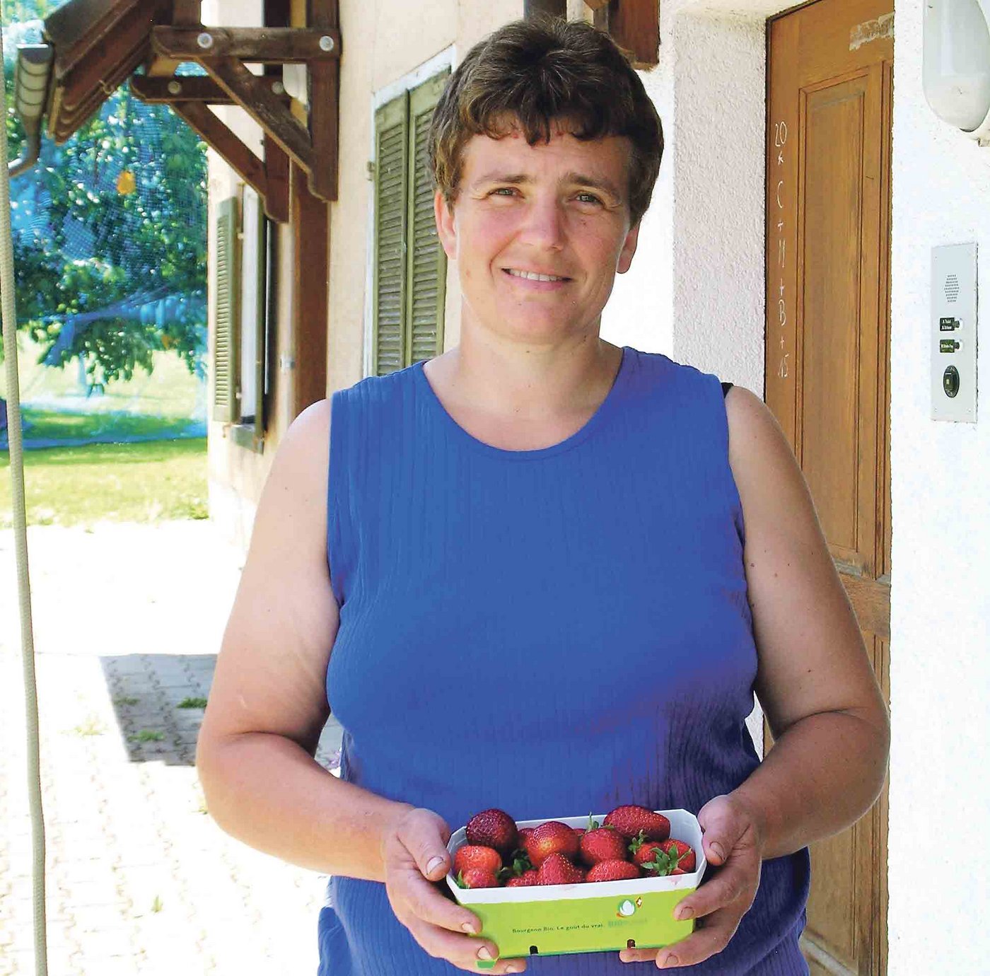 Erdbeeren ernten und gleichzeitig Gemüse anbauen. Die Koordination der anstehenden Arbeiten ist für Franziska Dütsch bisweilen eine grosse Herausforderung. (Bild is)