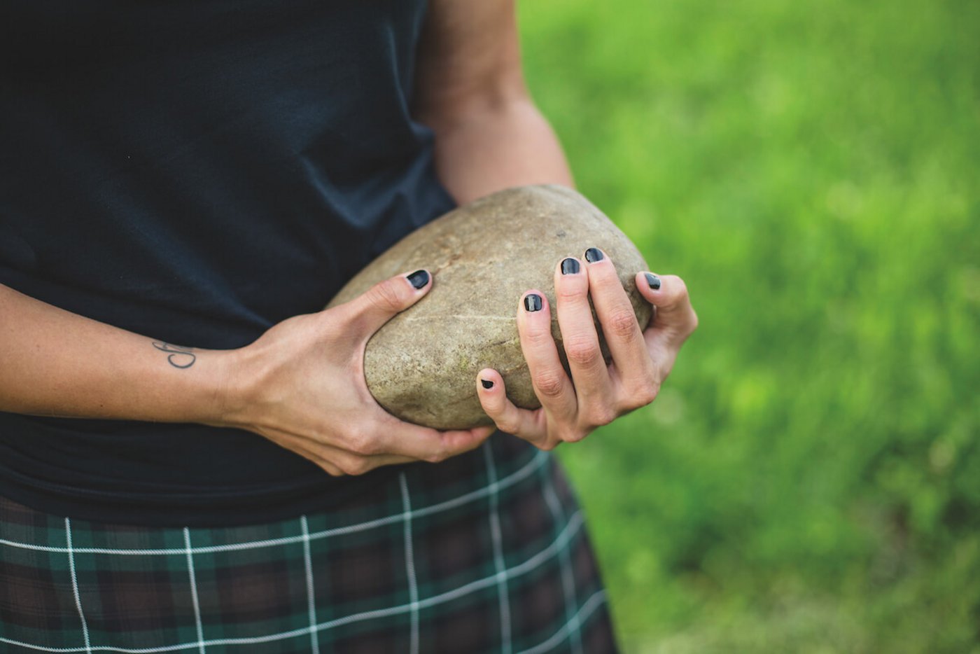 Hart und zart: Lackierte Fingerängel sind für die Highlandgames-Sportlerinnen kein Widerspruch. (Foto: Pia Neuenschwander)