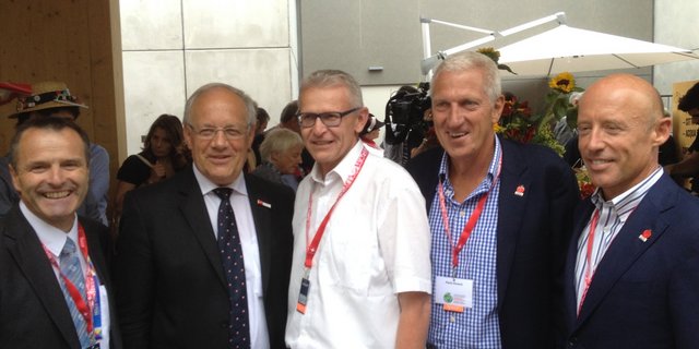 Von links nach rechts: SBV-Vizedirektor Urs Schneider, Bundesrat Schneider-Ammann, Nationalrat Leo Müller, Pierin Vincenz und Patrik Gisel, aktueller und künftiger CEO, von Raiffeisen Schweiz in aufgeräumter Stimmung am 1. August Brunch in Mailand. (Bild zVg)