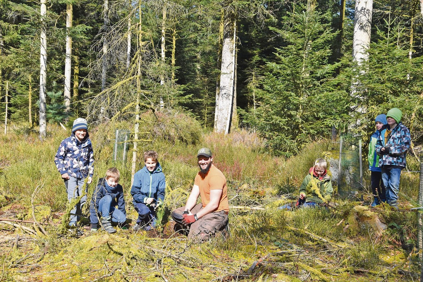 Der Revierförster Alois Dober hatte mit den Schülerinnen und Schüler  sichtlich Spass. Unter seiner Anleitung pflanzten die Kinder junge Bäume im Wald. (Bilder Barbara Heiniger)