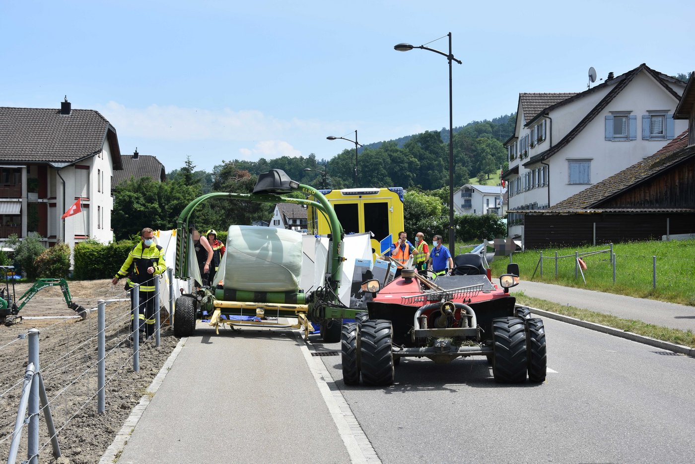 Die Wickelmaschine scherte aus noch ungeklärten Gründen aus und erfasste eine Fussgängerin auf dem Trottoir. (Bild Kapo SG)