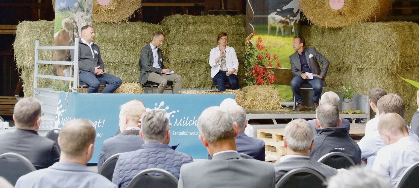 Die Diskussionsrunde bestritten Marcel Dettling (SVP/ZH), Gerold Schatt (Emmi) und Priska Wismer-Felder (Die Mitte/LU) unter der Leitung von Adrian Krebs (BauernZeitung). 