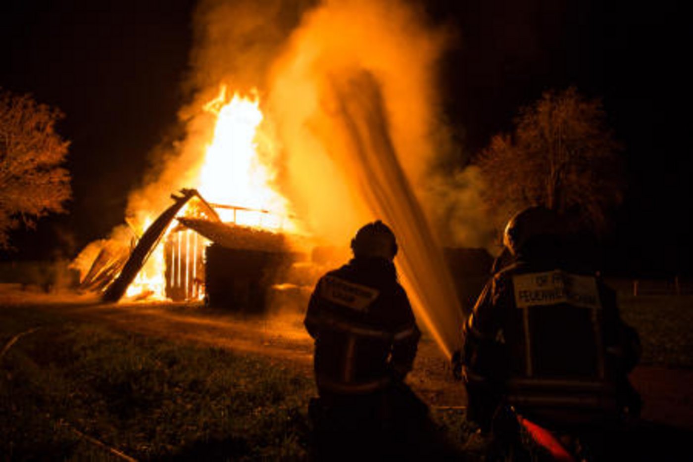 Rund 90 Rettungskräfte standen gegen die Flammen auf dem abgelegenen Hof im Einsatz.  (Bild Freiwillige Feuerwehr Zug)
