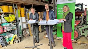 Das Biovision-Team m Das Biovision-Team mit Geschäftsführer Anders Gautschi, Daniel Seifert und Ständerätin Maya Graf (v. l.) stellte die Agrarökologie-Studie vor.