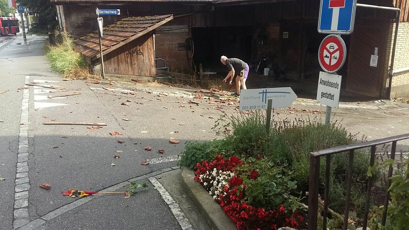 Der Sturm hat Ziegel von Dächern gefegt.