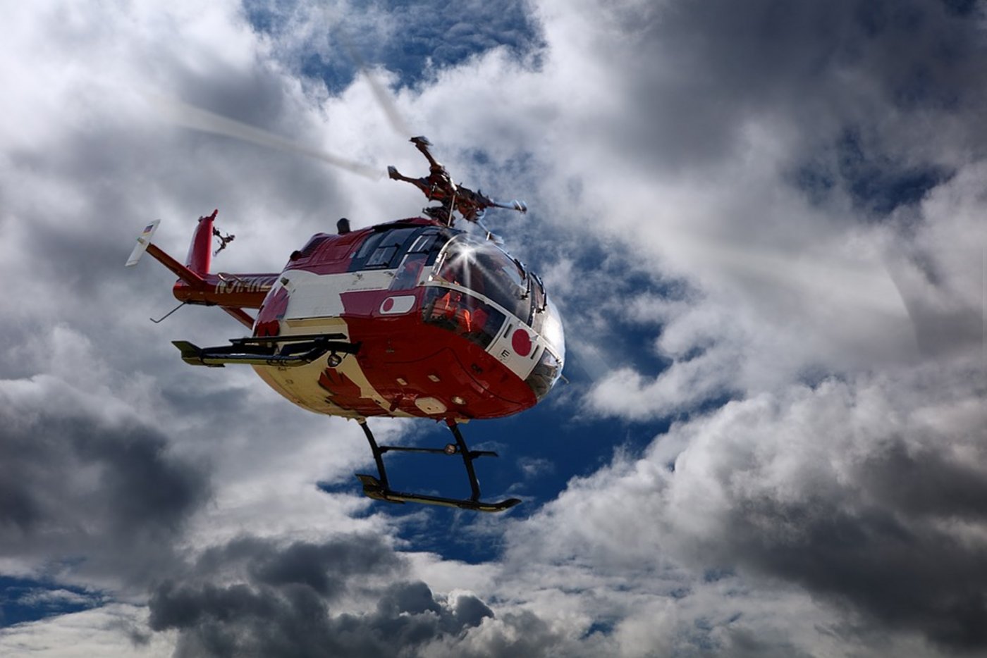 Der Schwerverletzte wurde mit einem Hubschrauber in ein Krankenhaus gebracht. (Symbolbild Pixabay)