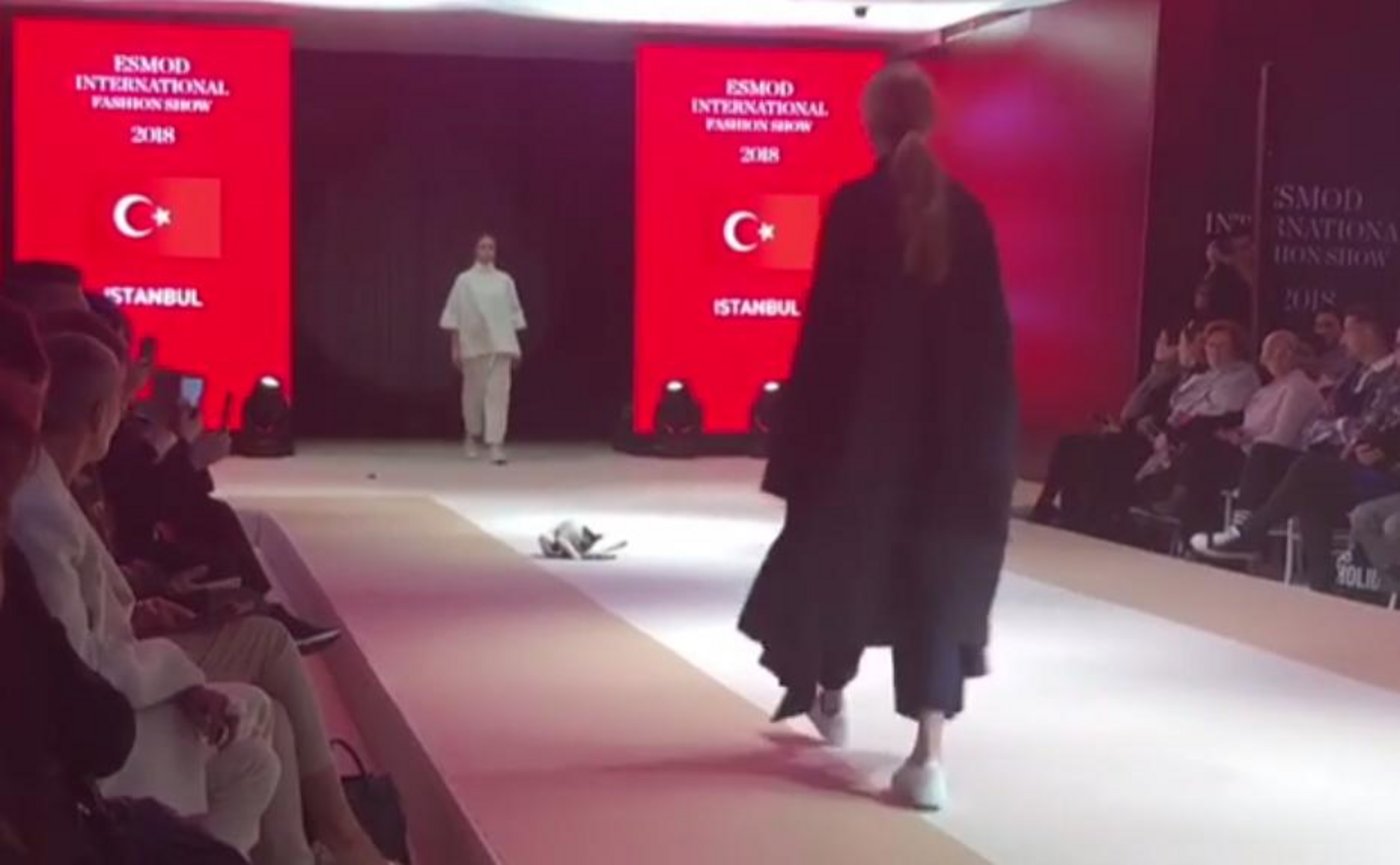 In Istanbul hat eine Katze eine Modeschau besucht. Ob sie eine Einladung hatte, bleibt offen. (Screenshot Instagram)