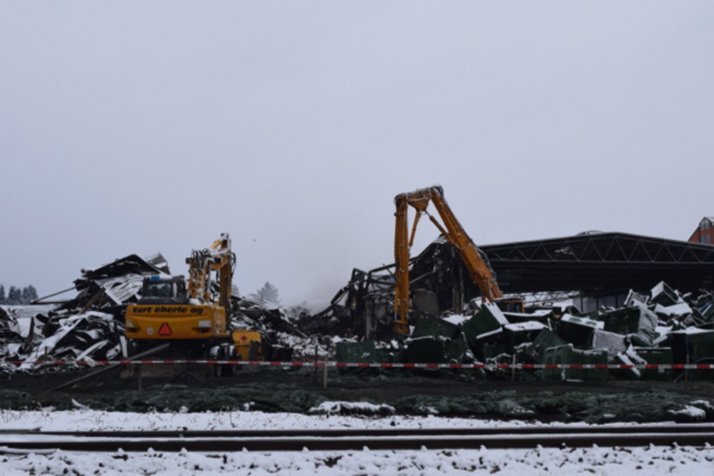 Von der zerstörten Obsthalle ist nicht mehr viel übrig. (Bilder Stefanie Giger)
