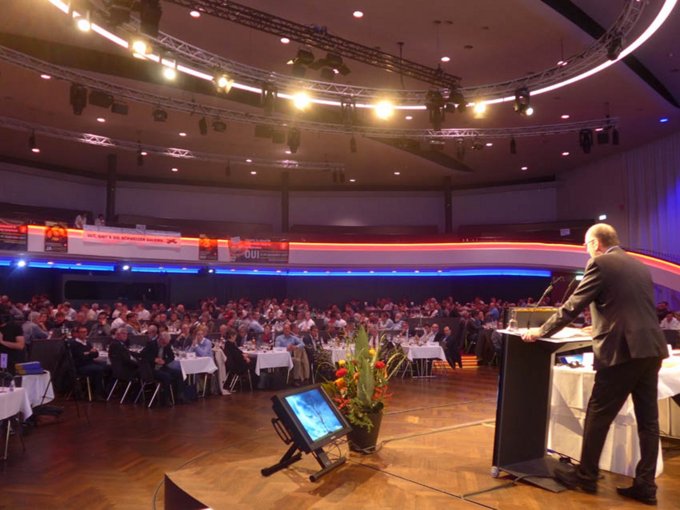 Blick in die Rund: Gut gefüllte Reihen im Berner Kursaal. (Bild akr)