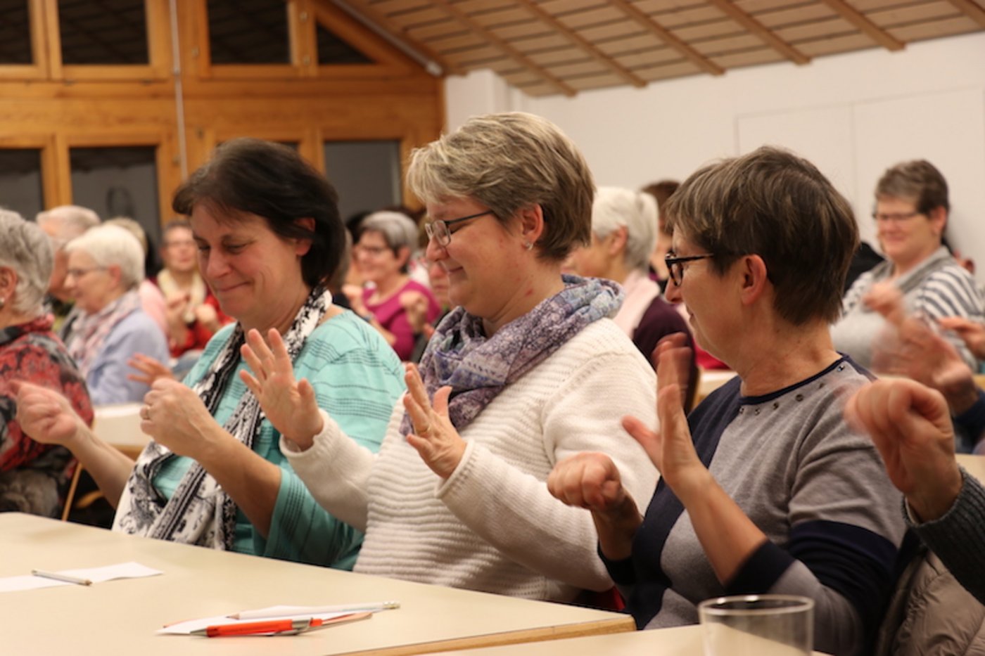 Die Landfrauen probierten die Übungen von Roland Keil gleich selber aus. (Bild Ruth Aerni)