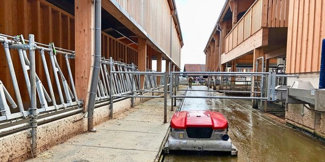 Der Mistroboter sorgt für eine steuernde und planende Arbeit.