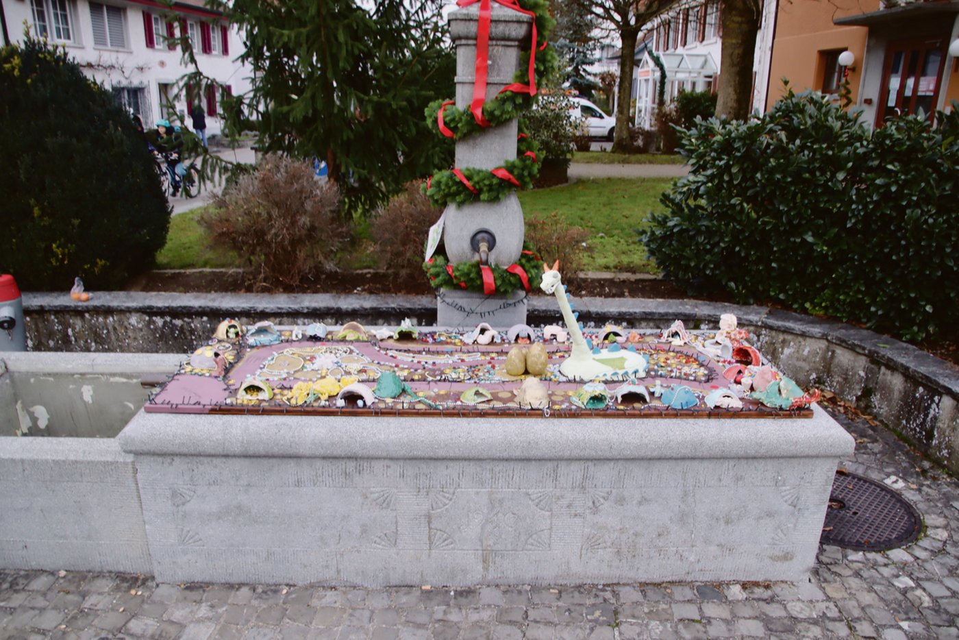 Die Erst- und Zweitklässler, die diesen Brunnen gestaltet haben, liessen sich vom Drachenspiel inspirieren.