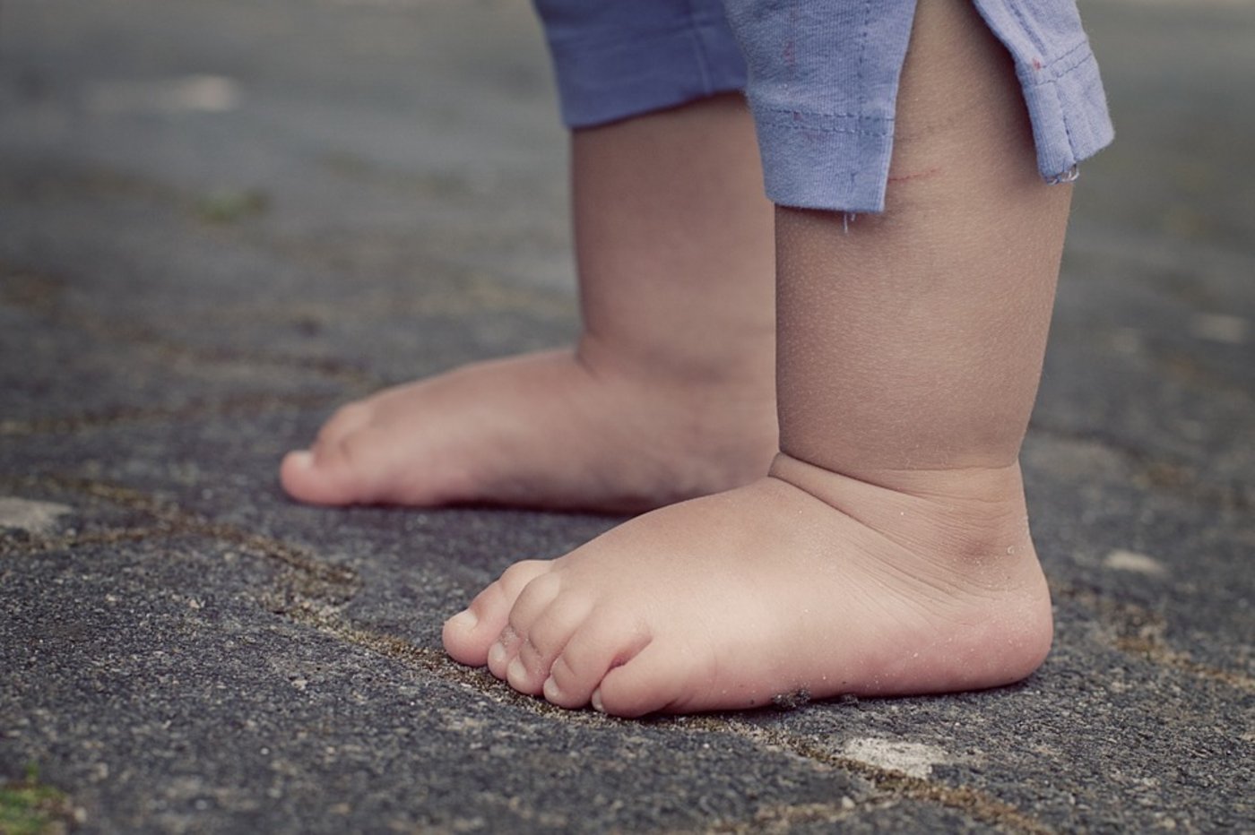 Schon für Kleinkinder ist Barfussgehen gesund. (Bild Pixabay)