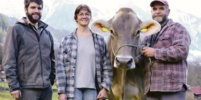 Elias, Monika und Albert Gisler (v. l. n. r.) mit der starken, breiten und grossen Genox-Boy Nella. (Bilder Reto Betschart)