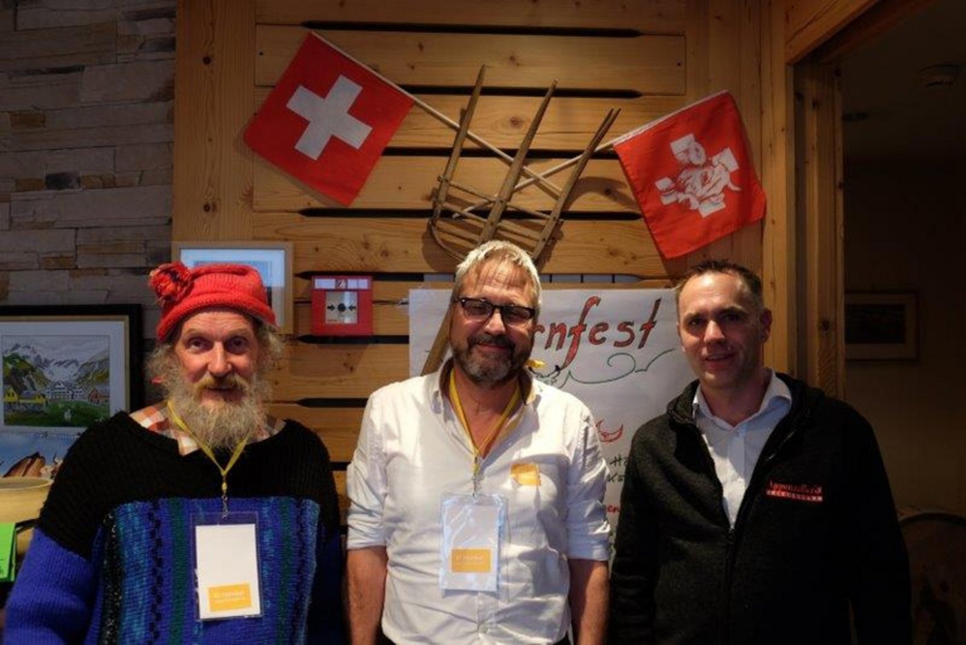 Initiator Armin Capaul, Kampagnenleiter Kaspar Schuler und Adrian Anger von der Appenzeller Schaukäserei, wo das Fest stattfand. (Bild IG Hornkuh)