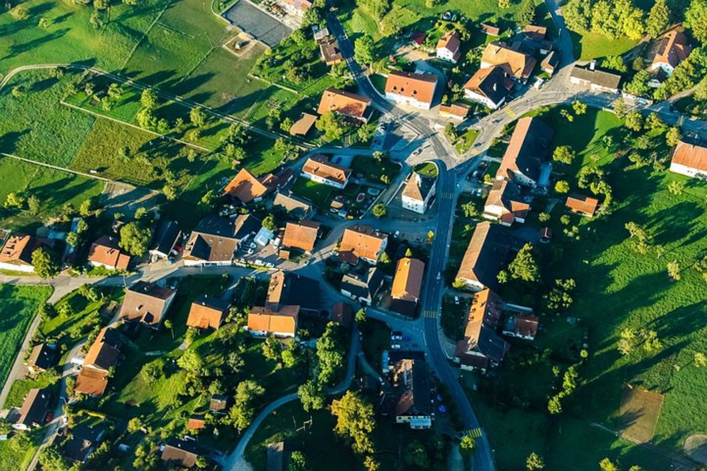 Die Schweiz soll nicht weiter zubetoniert werden, fordern die Initianten der Zersiedlungsinitiative. Heute wird darüber entschieden. Die Urnen sind noch bis heute Mittag offen. (Symbolbild Pixabay)