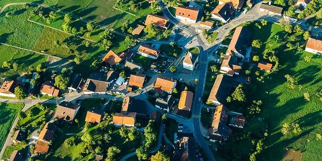 Die Schweiz soll nicht weiter zubetoniert werden, fordern die Initianten der Zersiedlungsinitiative. Heute wird darüber entschieden. Die Urnen sind noch bis heute Mittag offen. (Symbolbild Pixabay)
