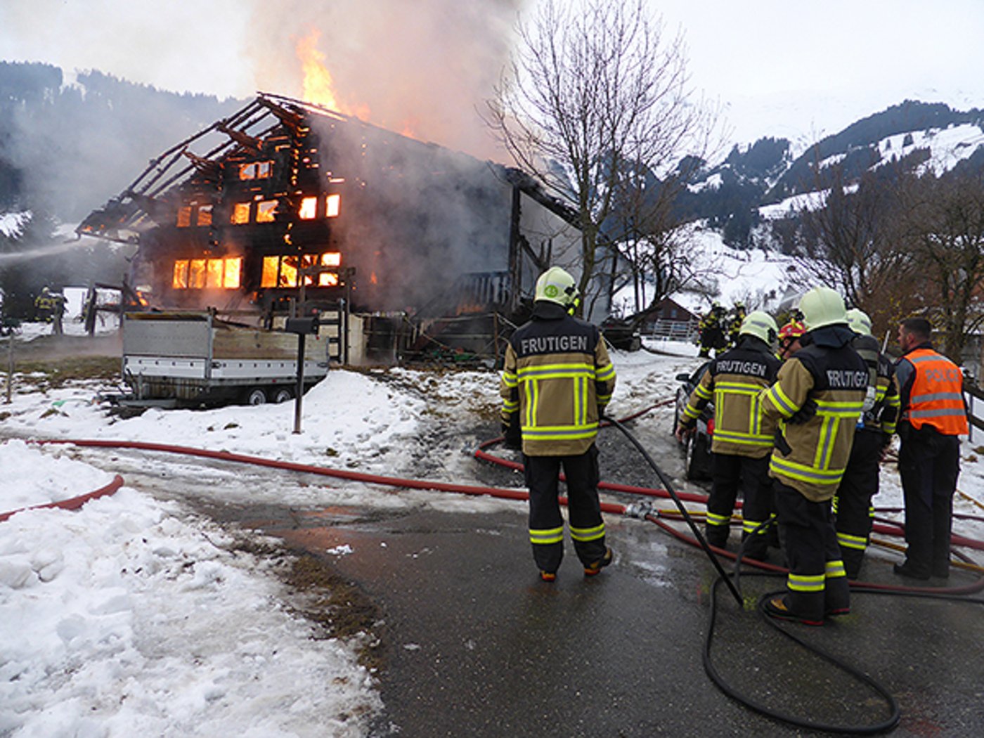 Am Donnerstagnachmittag ist in Frutigen ein Bauernhaus in Brand geraten und völlig zerstört worden. Die Leiche der Bewohnerin wurde am Freitag gefunden. (Bild Feuerwehr Frutigen)