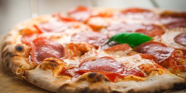 Auch auf Salami-Pizzen wurden Listerien gefunden. (Bild Pixabay)