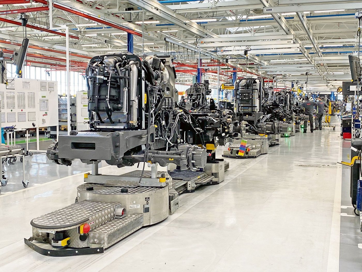 Jeder Traktor wird auf einem autonomen Transportfahrzeug durch die verschiedenen Produktionsprozesse geführt. 
