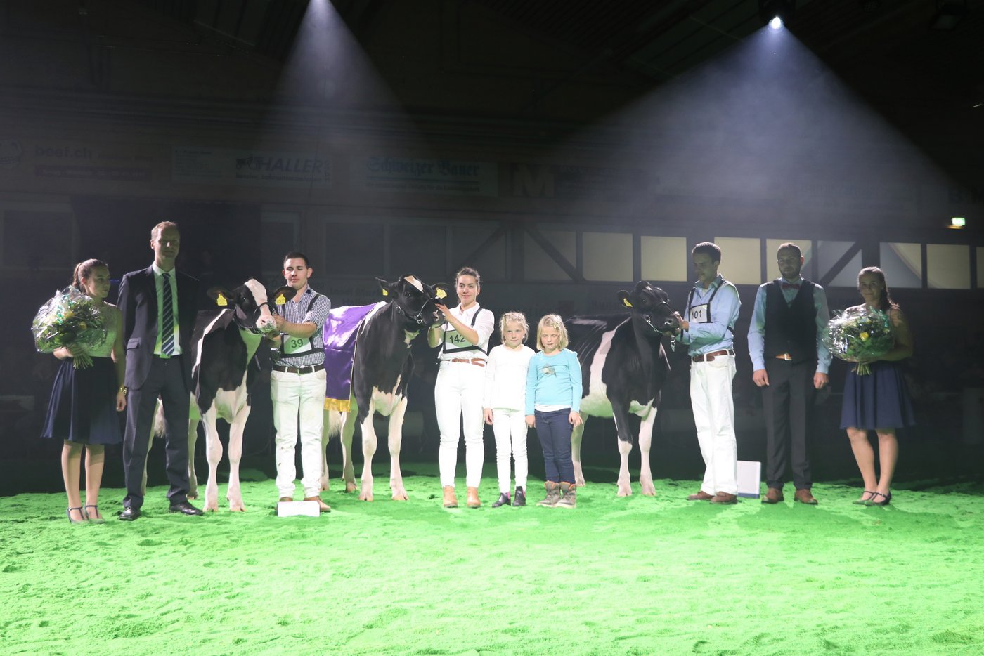 Holstein-Champion Bürkli-Holst Chief Cera, Lilly Bürkli aus Muri AG; Reserve Champion Monny Chief Moonlight von Hervé Monney aus Les Cullayes BE; Mention honorable Woodhouse Doorman Sunset von Simon Egli aus Buttisholz LU.  (Bild Ruth Aerni)