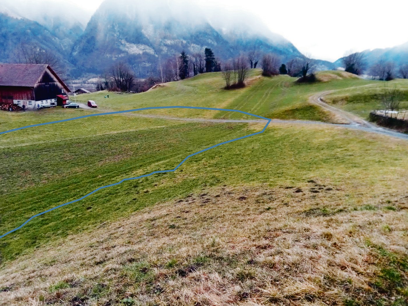 Der geplante Speichersee (blau eingezeichnet) soll in Gretschins, nahe der Burgruine Wartau gebaut werden.(Bild Dominik Wäger, F. Preisig AG)