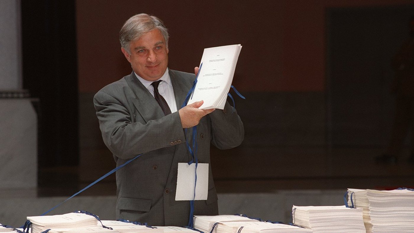 Peter Sutherland, der damalige WTO-Direktor, mit den unterzeichneten Dokumenten der Marrakech-Gespräche.