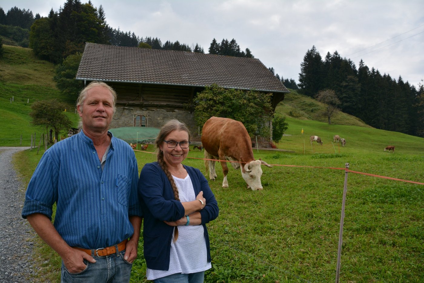 Caroline und Rolf Streit sind seit vielen Jahren als Pflegefamilie tätig. Auf ihren Bauernhof beziehen sie die Jugendlichen mit ein. (Bild Franziska Jurt)