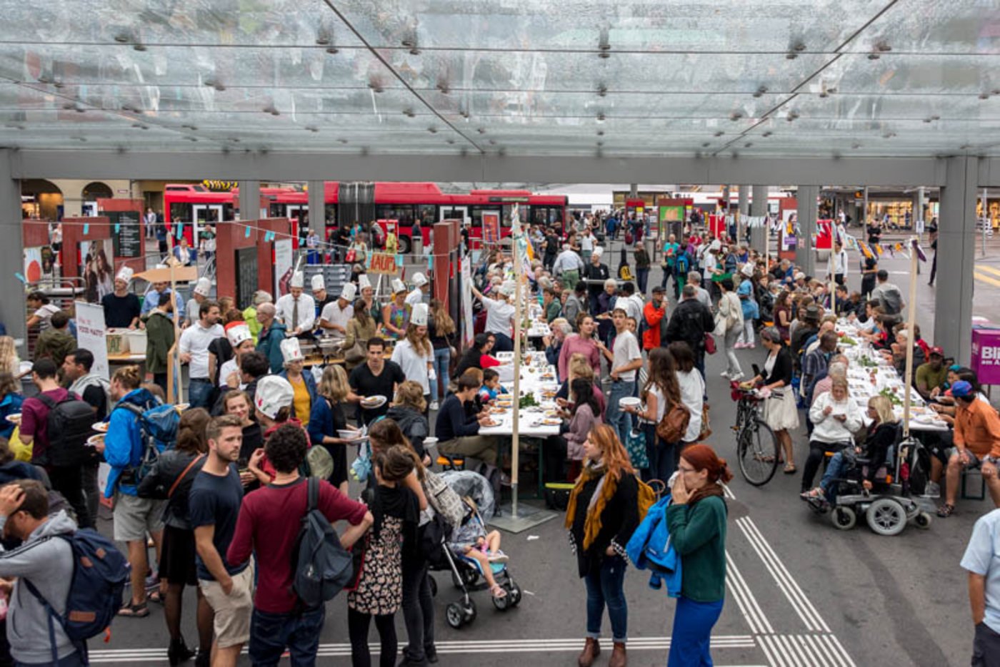 Das Foodsave-Bankett fand am Hauptbahnhof in Bern unter dem Baldachin statt.