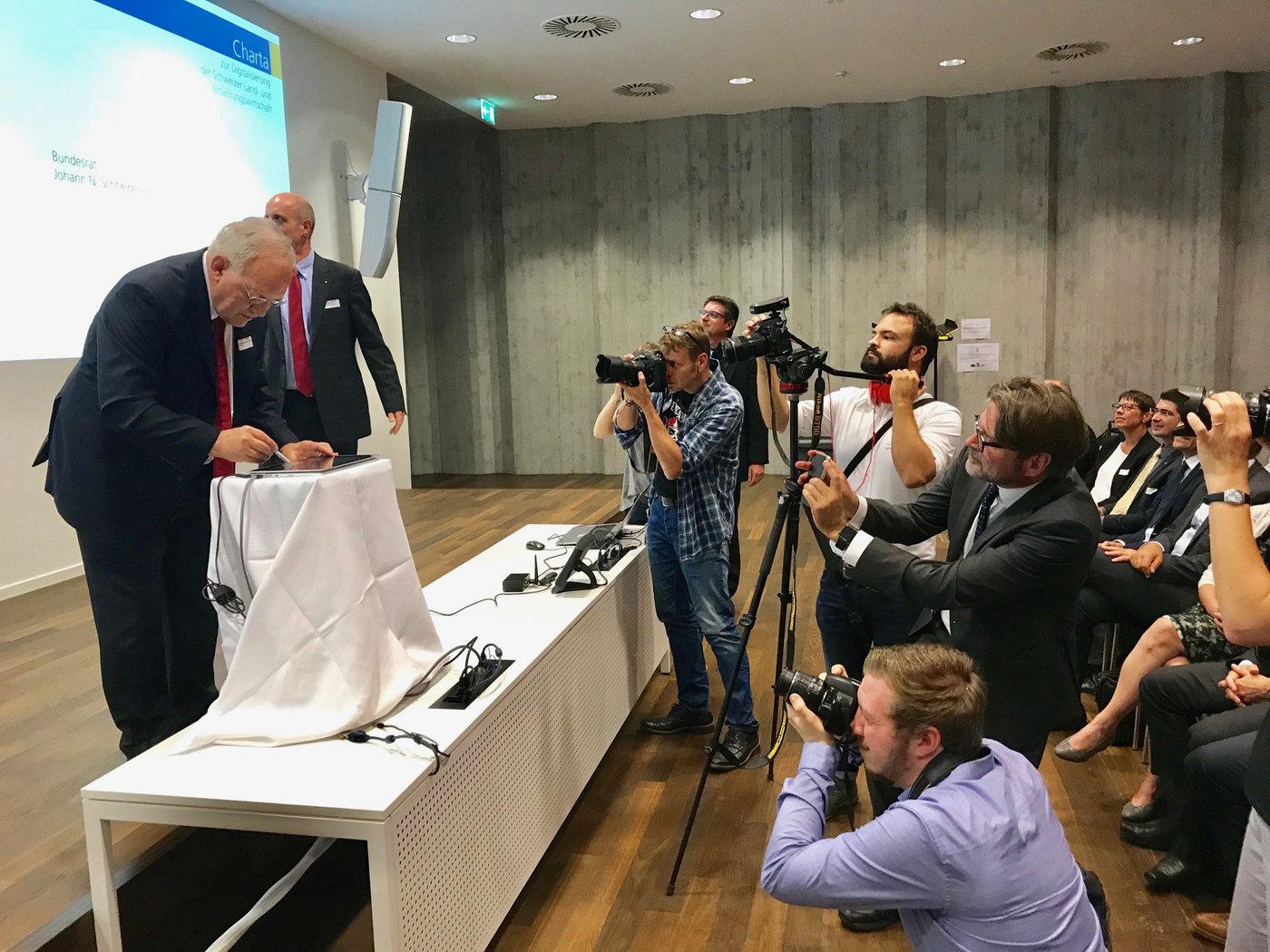 Johann Schneider-Amman unterzeichnet als erster die Charta: Ganz modern via Tablet. (Bild akr)