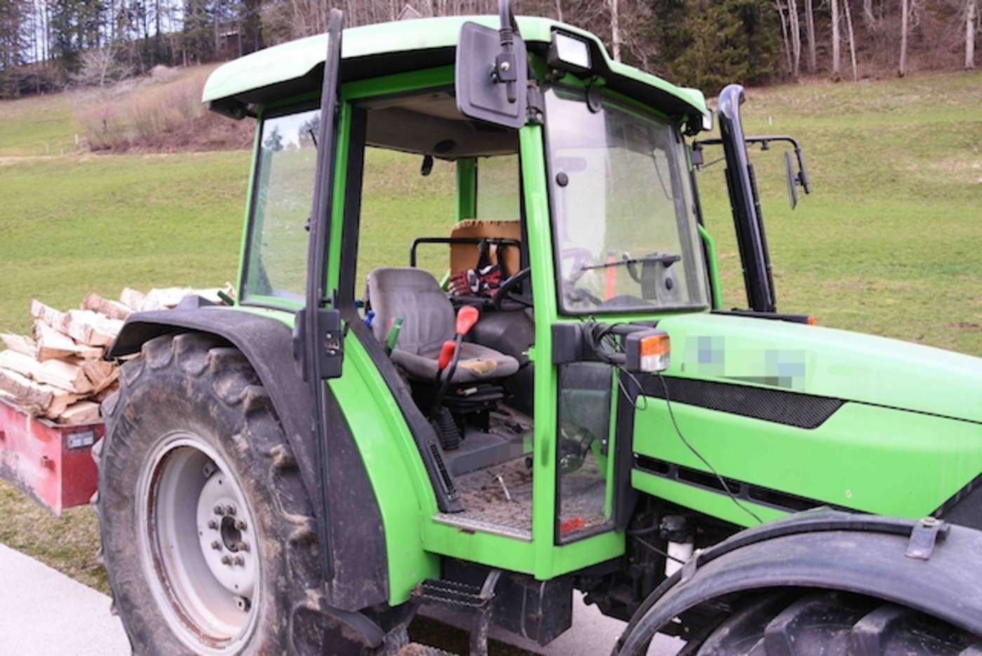 Der Junge öffnete die Kabinentür und fiel aus dem Traktor. (Bild Kantonspolizei St. Gallen)