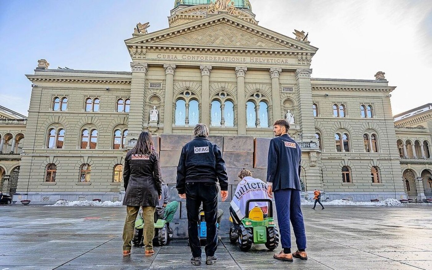 Migros, BLW und Coop fahren die Landwirtschaft an die Wand, so das Bild von Uniterre.