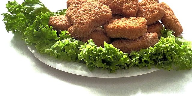 Die Schweizer Landwirtschaft könne die steigende Nachfrage nach Poulet nicht allein decken, heisst es auf der Website der Migros zum Thema Nachhaltigkeit. (Symbolbild Pixabay)
