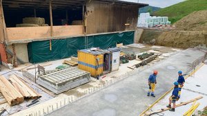 Der Bau von Rindvieh Der Bau von Rindviehscheunen (Bild), vorausgesetzt, die Abstand- und Ammoniakauflagen sind eingehalten, gibt weniger zu reden als wenn es um Remisen oder zonenfremde Wohnbauten ausserhalb der Bauzonen geht.